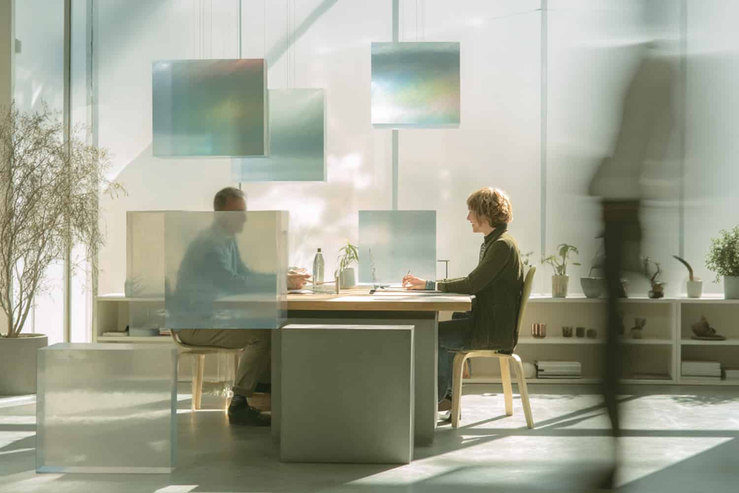 Geschäftsgespräch zwischen zwei Personen in moderner Büroumgebung