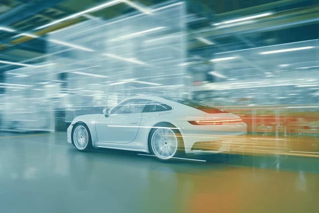 Fahrzeug wird in futuristischer Werkstatt überprüft.