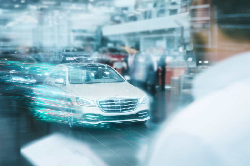 Hüsges Berater analysiert ein Fahrzeug.