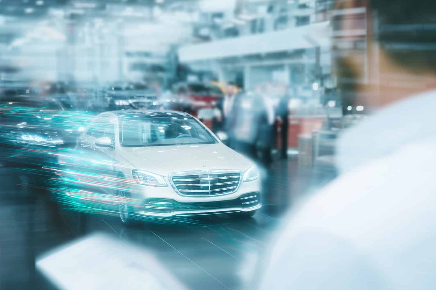 Hüsges Berater analysiert ein Fahrzeug.