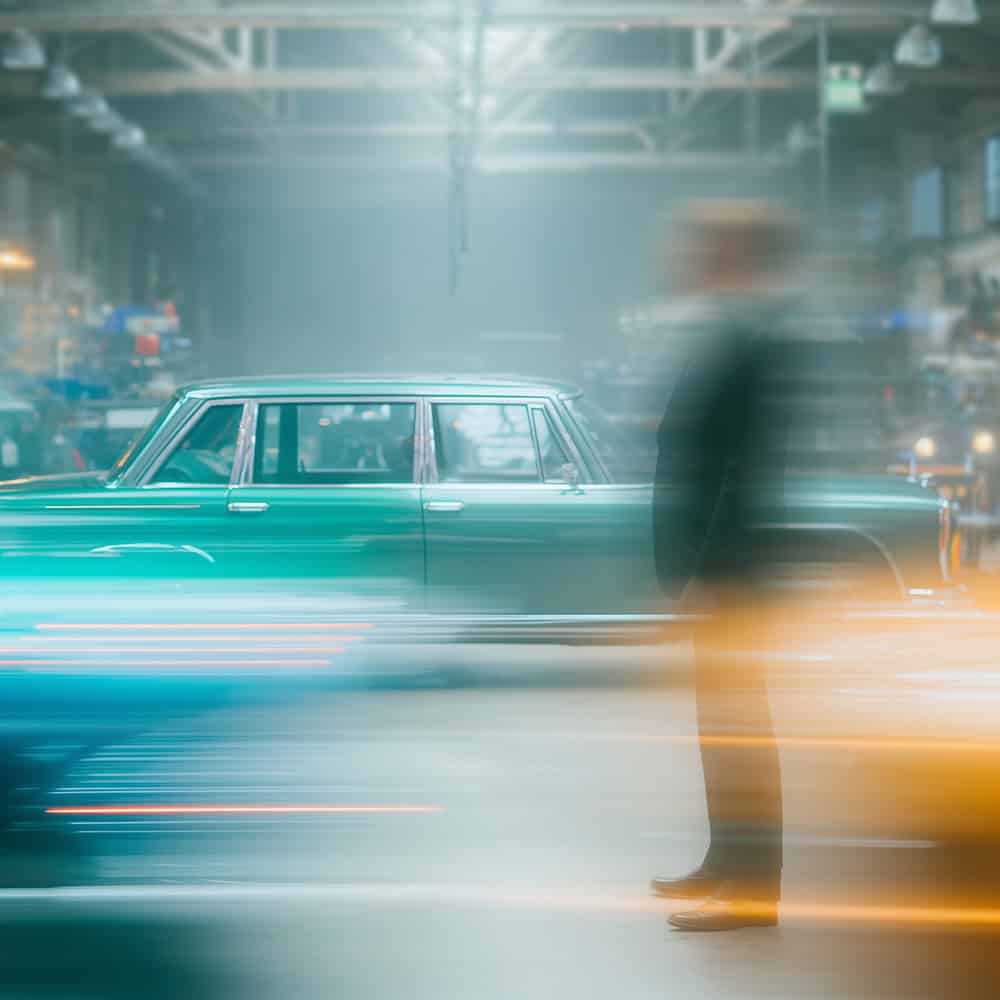 Hüsges Berater analysiert ein Fahrzeug.