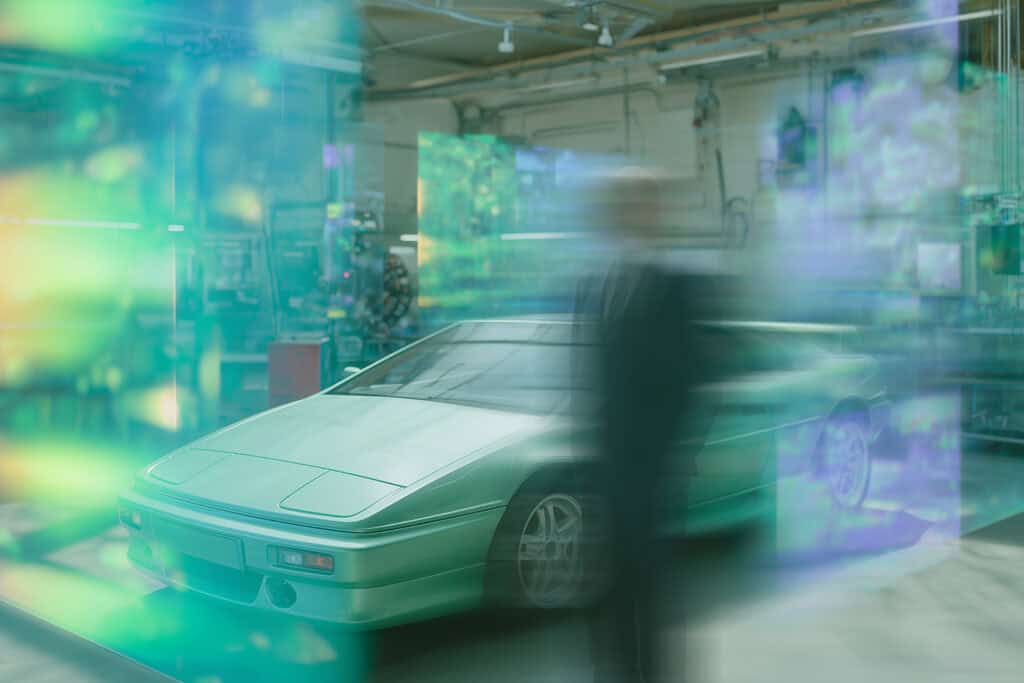 Hüsges Berater analysiert ein Fahrzeug.